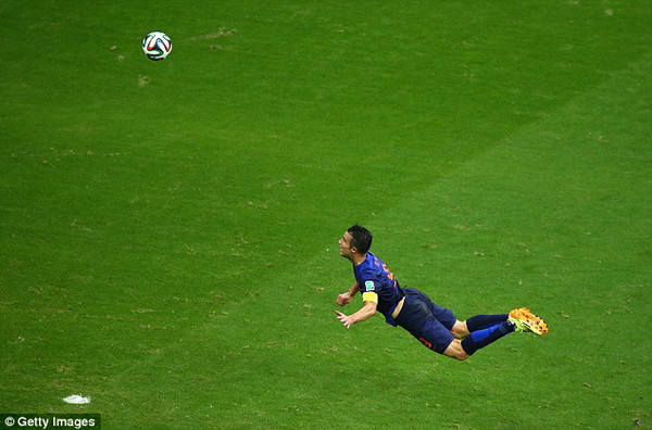 Thầy trò Louis Van Gaal "dắt tay" nhau về Hà Lan nhận giải ảnh 3