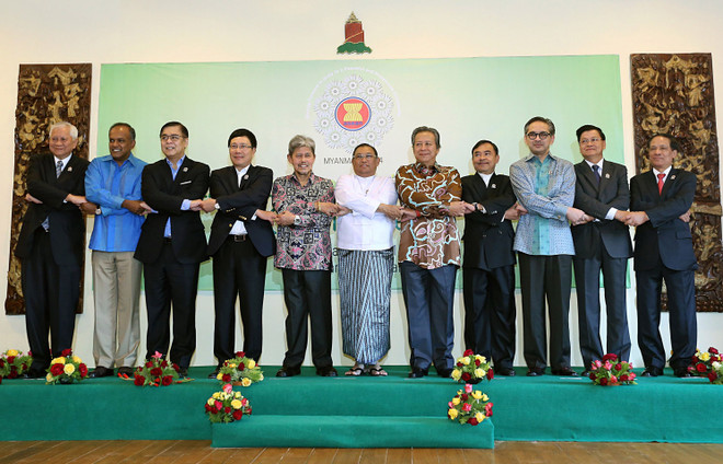 Phó Thủ tướng, Bộ trưởng Ngoại giao Phạm Bình Minh (thứ tư, trái sang) chụp ảnh cùng Bộ trưởng Ngoại giao ASEAN tại Bagan ngày 17/1. (Nguồn: AFP/TTXVN) Việt Nam dự Hội nghị hẹp Bộ trưởng Ngoại giao ASEAN ảnh 1