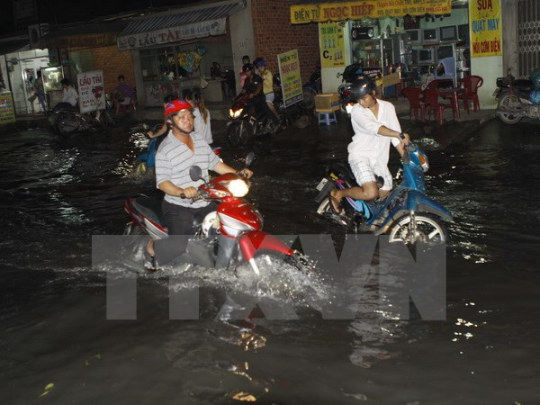 Mưa dông lớn ở TP.HCM khiến hàng chục chuyến bay bị ảnh hưởng ảnh 1