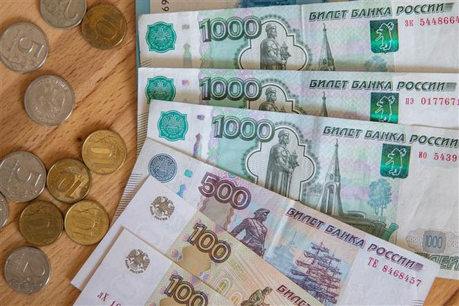 Đồng tiền giấy và tiền xu ruble tại thủ đô Moskva (Nga) ngày 24/3/2022. (Ảnh: THX/TTXVN) Đồng ruble của Nga tăng giá trở lại trong phiên giao dịch 29/3 ảnh 1