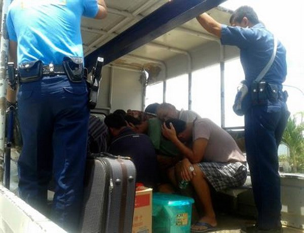 Nhóm ngư dân Trung Quốc bị lực lượng bảo vệ bờ biển Philippines bắt giữ. (Nguồn: Reuters) Tòa án Philippines buộc tội chín ngư dân Trung Quốc ảnh 1