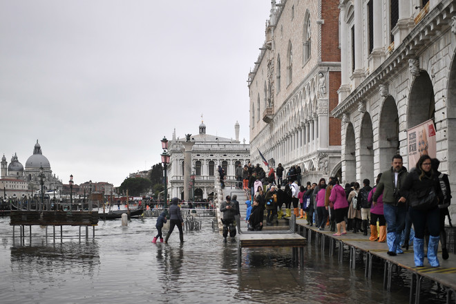Cảnh ngập lụt sau đợt thủy triều quét qua Venice, Italy, ngày 13/11/2019. (Nguồn: AFP/TTXVN) Venice ngập chìm trong biển nước: Italy ban bố tình trạng khẩn cấp ảnh 1