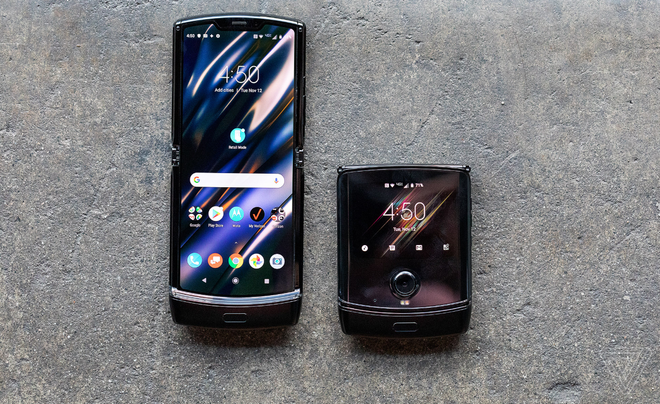 Motorola Razr 2019 khi mở ra và gập vào. (Nguồn: The Verge) Razr 2019: Đối thủ đáng gờm trên thị trường điện thoại màn hình gập ảnh 1