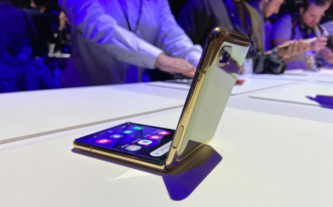 Mẫu điện thoại Galaxy Z Flip của Samsung được giới thiệu ngày 11/2/2020. (Nguồn: 9to5Google) Samsung có thể bán được 3 triệu chiếc Galaxy Z Flip trong năm nay ảnh 1
