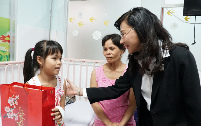 Lãnh đạo TP.HCM tặng quà Tết cho các bệnh nhi có hoàn cảnh khó khăn ảnh 1