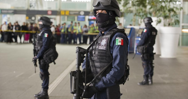 Cảnh sát vũ trang Mexico. (Nguồn: globalpost.com) Cảnh sát đấu súng với tội phạm như phim hành động ở Mexico ảnh 1