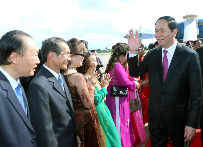 Nhân dân Lào và cán bộ, nhân viên Lãnh sự quán, bà con kiều bào tại tỉnh Champasak đón Chủ tịch nước Trần Đại Quang tại sân bay Quốc tế Pakse. (Ảnh: Nhan Sáng/TTXVN) Chủ tịch nước gặp gỡ cộng đồng người Việt Nam tại Champasak ảnh 1