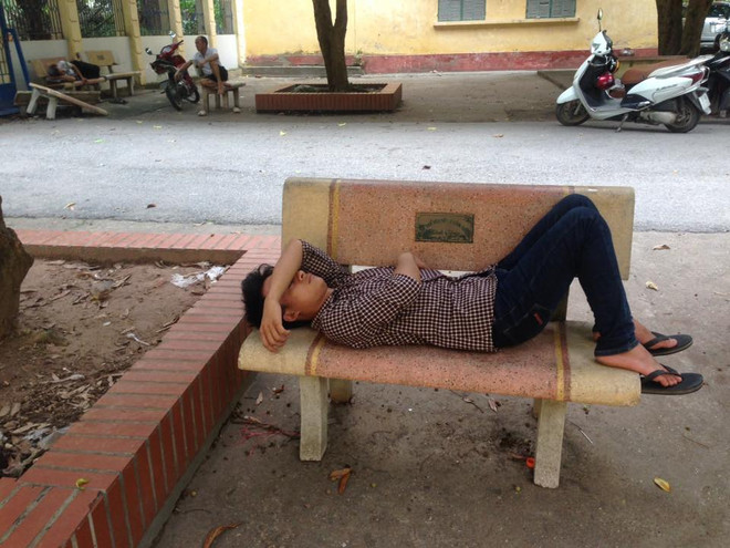 [Video] Phụ huynh và thí sinh vạ vật chờ môn thi chiều ảnh 1