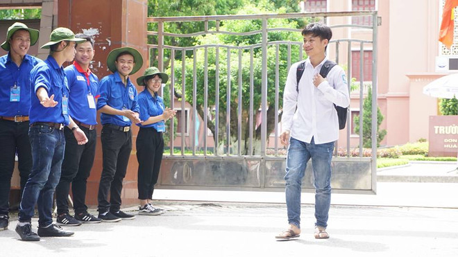 Rạng rỡ gương mặt những thí sinh đầu tiên bước ra khỏi phòng thi ảnh 3