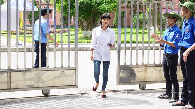 Rạng rỡ gương mặt những thí sinh đầu tiên bước ra khỏi phòng thi ảnh 2