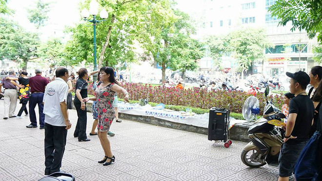 Khiêu vũ phong trào gây ồn ào điểm thi trường Đại học Thủy lợi ảnh 1