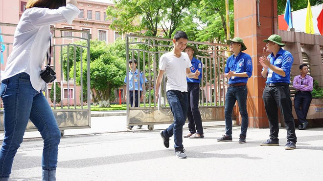 Rạng rỡ gương mặt những thí sinh đầu tiên bước ra khỏi phòng thi ảnh 1