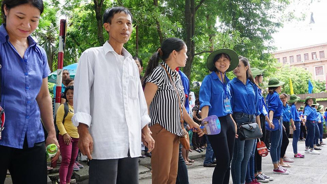 Rạng rỡ gương mặt những thí sinh đầu tiên bước ra khỏi phòng thi ảnh 4