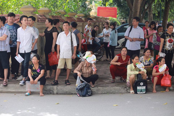 Rạng rỡ gương mặt những thí sinh đầu tiên bước ra khỏi phòng thi ảnh 5