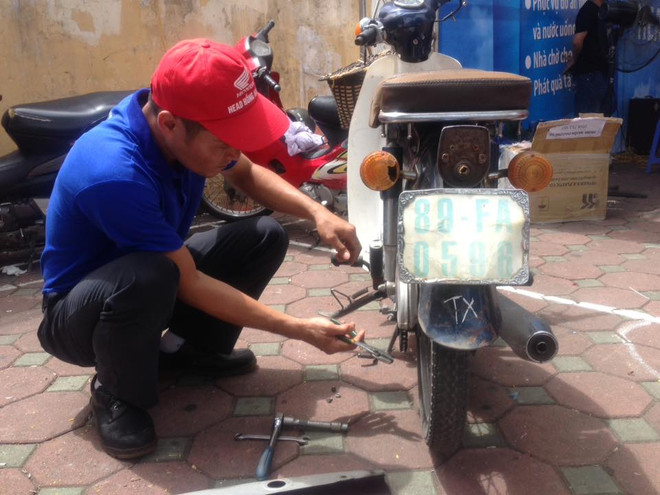 Cảm động với xe ôm miễn phí phục vụ thí sinh và người nhà đi thi ảnh 1