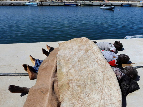 Chìm tàu ngoài khơi Libya, hàng chục người chết và mất tích ảnh 1