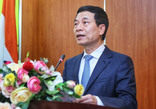 Bộ trưởng Thông tin và Truyền thông, Phó Chủ tịch Trung ương Hội hữu nghị Việt Nam-Lào Nguyễn Mạnh Hùng. (Nguồn: TTXVN) Trao tặng nhân dân Lào nhiều trang thiết bị y tế chống dịch COVID-19 ảnh 1