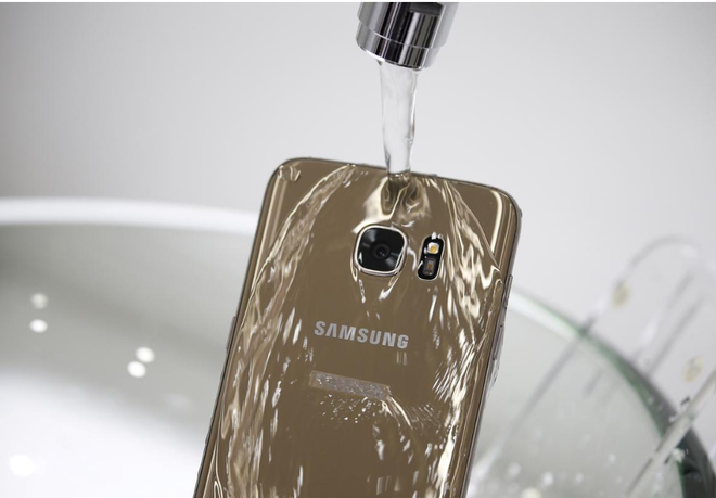 Samsung bị kiện ở Australia vì quảng cáo điện thoại Galaxy chống nước ảnh 1