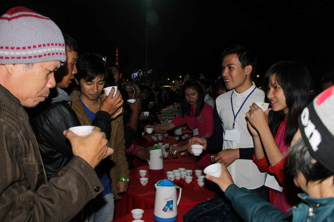 "Ám ảnh" với những kiểu vẽ mắt ấn tượng nhất sàn diễn cuối năm ảnh 5