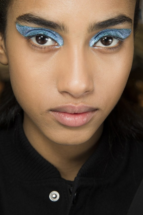 "Ám ảnh" với những kiểu vẽ mắt ấn tượng nhất sàn diễn cuối năm ảnh 6