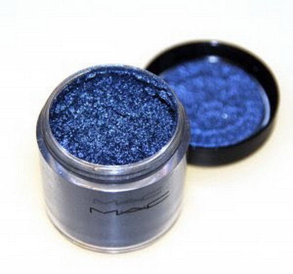 "Ám ảnh" với những kiểu vẽ mắt ấn tượng nhất sàn diễn cuối năm ảnh 7