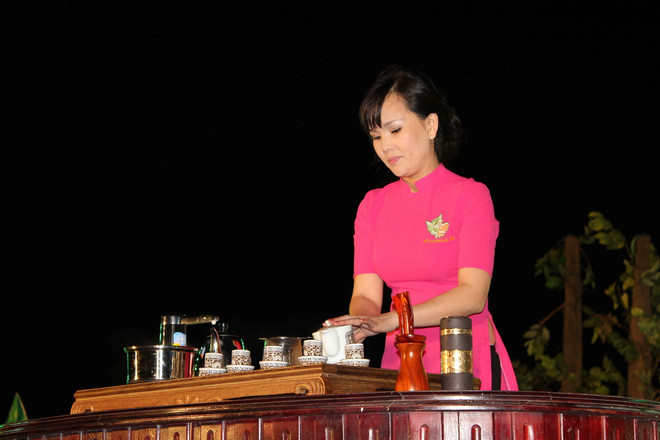 "Ám ảnh" với những kiểu vẽ mắt ấn tượng nhất sàn diễn cuối năm ảnh 2