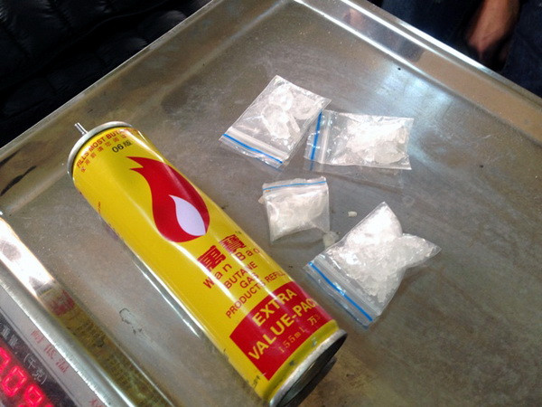 Bắt giữ vụ vận chuyển trái phép hàng trăm viên ma túy trên xe taxi ảnh 1