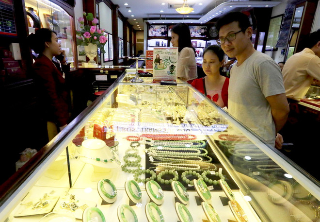 Giá vàng hưởng lợi từ sự bất ổn sau quyết định của ông Trump ảnh 1