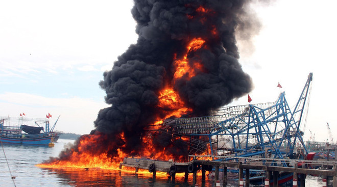 Tàu cá vỏ thép bốc cháy dữ dội tại cảng Kỳ Hà-Quảng Nam ảnh 1