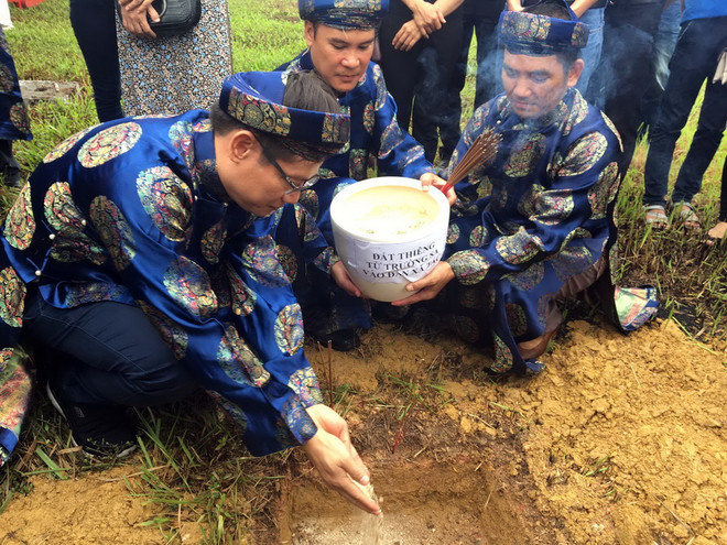 Lễ tiếp nhận đất thiêng từ Trường Sa vào đàn Xã Tắc ở Huế ảnh 1