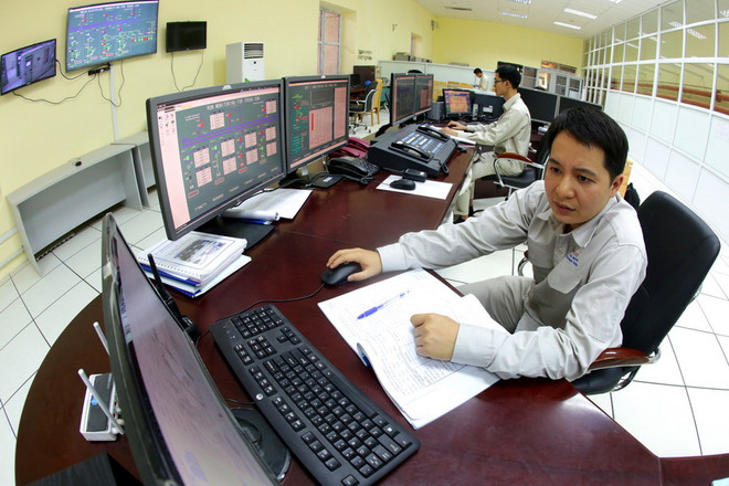 Vận hành phát điện tại nhà máy thủy điện Trung Sơn. (Ảnh: Ngọc Hà/TTXVN) Tổ máy số 4 Thủy điện Trung Sơn chính thức hòa lưới điện Quốc gia ảnh 1