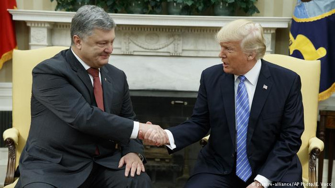Tổng thống Mỹ Donald Trump gặp người đồng cấp Ukraine Petro Poroshenko tại Nhà Trắng. (Nguồn: AP) Tổng thống Ukraine: Mỹ cam kết ủng hộ chính quyền Kiev ảnh 1