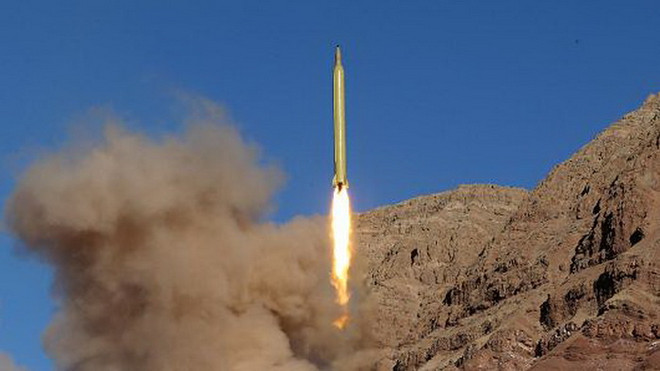 Một vụ phóng tên lửa của Iran. (Nguồn: Reuters) Iran nã tên lửa tiêu diệt 65 tay súng Nhà nước Hồi giáo IS ở Syria ảnh 1
