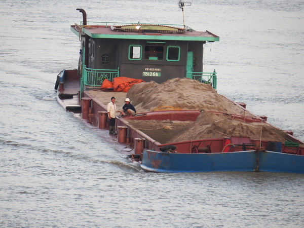 [Video] Nhân chứng kể lại vụ tàu chở 300 tấn cát chìm trên sông Hồng ảnh 1