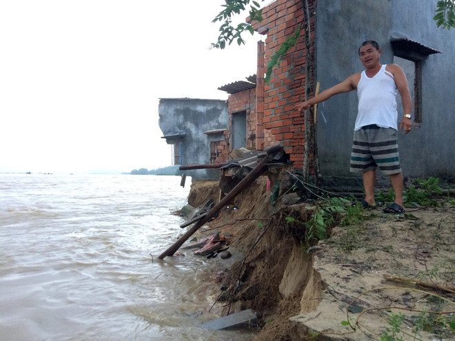 Quảng Ngãi: Sạt lở “nuốt” 4 căn nhà, uy hiếp tính mạng 420 hộ dân ảnh 1