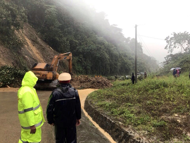 Thông đường Hồ Chí Minh sau 2 ngày giao thông bị gián đoạn do sạt lở ảnh 1