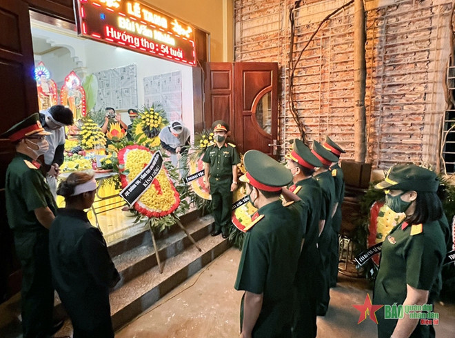 Chủ tịch nước động viên gia đình Trung tá hy sinh khi cứu người bị nạn ảnh 3