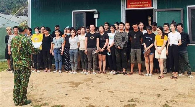 Các công dân nhập cảnh trái phép về nước, bị lực lượng biên phòng Cao Bằng phát hiện, bắt giữ ngày 16/6/2022. (Ảnh: TTXVN phát) Ngăn chặn nhiều vụ xuất, nhập cảnh trái phép ở biên giới Cao Bằng ảnh 1