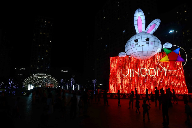[Photo] Chiêm ngưỡng đèn lồng Thỏ Vọng Nguyệt lớn nhất Việt Nam ảnh 2