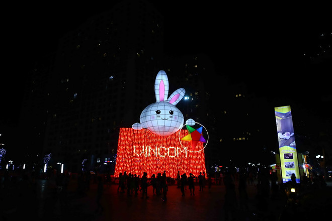 [Photo] Chiêm ngưỡng đèn lồng Thỏ Vọng Nguyệt lớn nhất Việt Nam ảnh 4