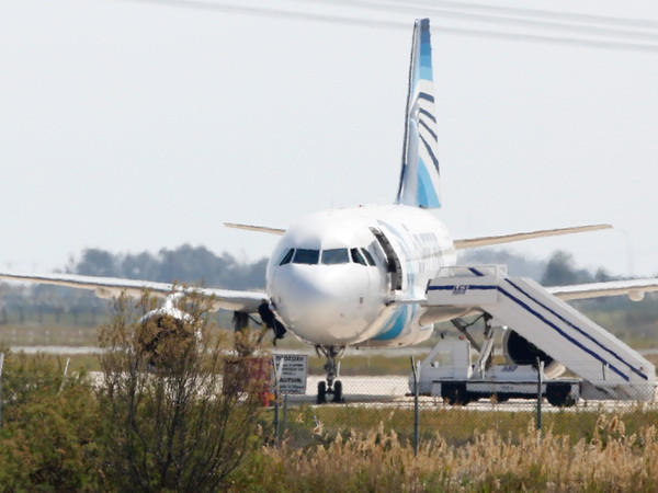 Toàn bộ hành khách trên máy bay EgyptAir bị bắt cóc đã về tới Cairo ảnh 1