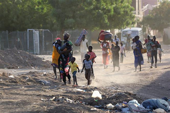 Người dân sơ tán tránh xung đột tại Khartoum (Sudan), ngày 19/4/2023. (Ảnh: AFP/TTXVN) Giao tranh ở Sudan: Hơn 400 người chết, hàng nghìn người bị thương ảnh 1