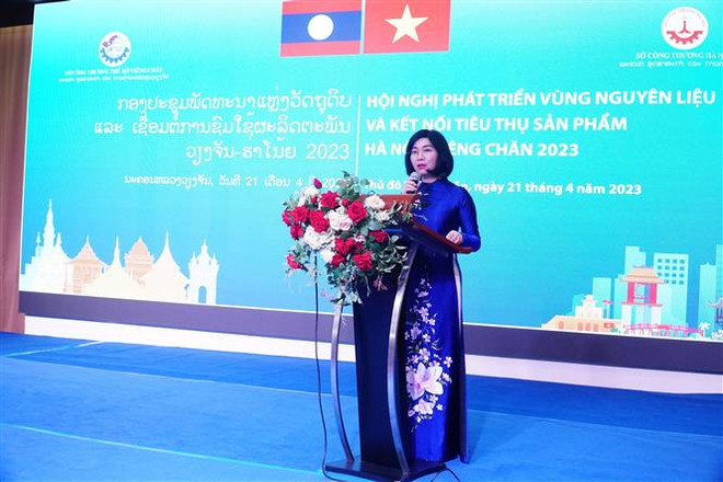 Bà Phùng Thị Hồng Hà - Phó Chủ tịch Thường trực Hội đồng Nhân dân thành phố Hà Nội phát biểu tại hội nghị. (Ảnh: Đỗ Bá Thành/TTXVN) Tăng cường hợp tác giữa HĐND hai thủ đô Hà Nội và Vientiane ảnh 2