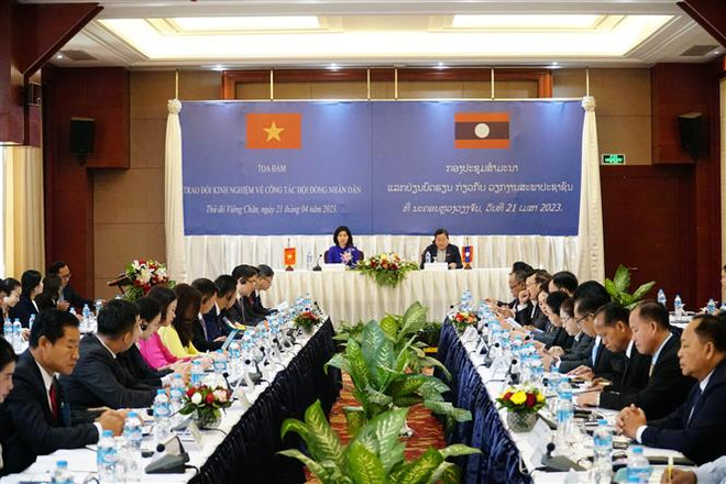 Toàn cảnh buổi tọa đàm. (Ảnh: Đỗ Bá Thành/TTXVN) Tăng cường hợp tác giữa HĐND hai thủ đô Hà Nội và Vientiane ảnh 1