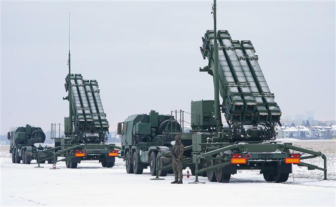 Hệ thống phòng không Patriot tại sân bay Warsaw Babice (Ba Lan), ngày 7/2/2023. (Ảnh: AFP/TTXVN) Đức làm rõ thông tin về hệ thống Patriot ở Ba Lan và Slovakia ảnh 1