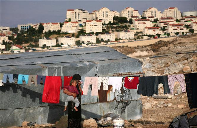 Người di cư tại khu định cư Do Thái Maale Adumim (phía sau) trên sa mạc Judea, cách Jerusalem, Khu Bờ Tây khoảng 5km. (Ảnh: AFP/TTXVN) Palestine phản đối kế hoạch mở rộng các khu định cư của Israel ảnh 1