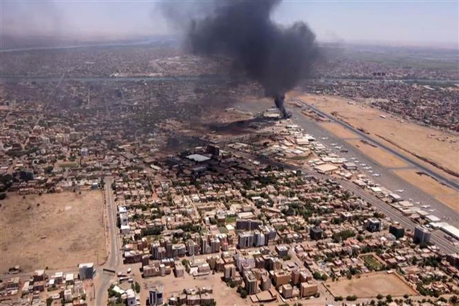 Khói bốc lên trong cuộc xung đột tại sân bay quốc tế Khartoum (Sudan) ngày 20/4/2023. (Ảnh: AFP/TTXVN) Việt Nam sẵn sàng biện pháp bảo hộ cần thiết cho công dân ở Sudan ảnh 1