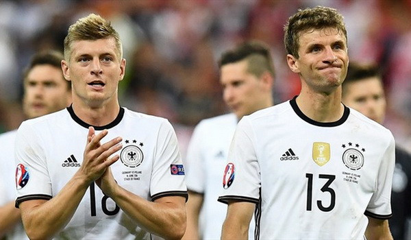 Toni Kroos và Thomas Müller (phải) của đội tuyển Đức sau khi kết thúc trận đấu với Ba Lan. (Nguồn: AFP) EURO 2016: Những vấn đề cần khắc phục của đội tuyển Đức ảnh 1