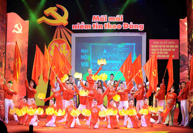 Các nghệ sỹ Nhà hát nghệ thuật đương đại Việt Nam biểu diễn tiết mục múa hát "Mãi mãi niềm tin theo Đảng.” (Ảnh: Minh Đức/TTXVN) Giao lưu nghệ thuật “Mãi mãi niềm tin theo Đảng” ảnh 1