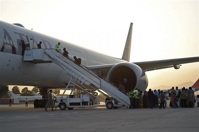 Hành khách lên máy bay của hãng hàng không Qatar Airways tại sân bay Kabul (Afghanistan), ngày 9/9/2021. (Ảnh: AFP/TTXVN) Taliban đề nghị các hãng hàng không nối lại đường bay quốc tế ảnh 1